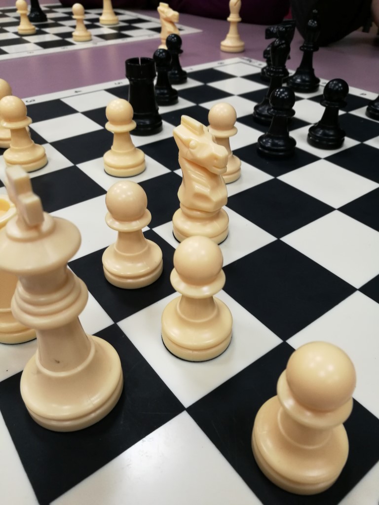 Taller de tácticas y estrategias en el ajedrez